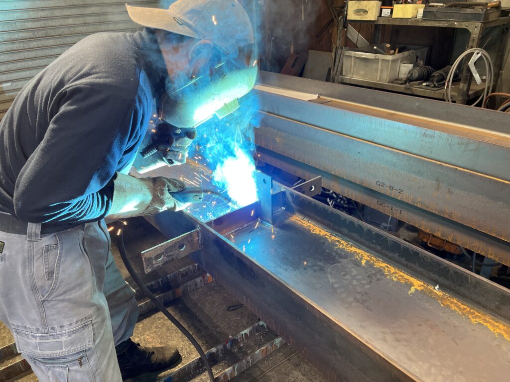 自社工場での鉄骨溶接作業