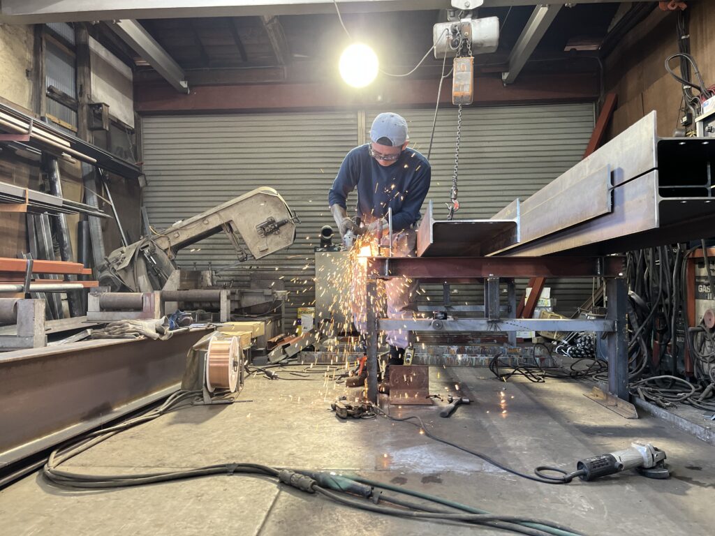 工場での機械メンテナンス・修理作業